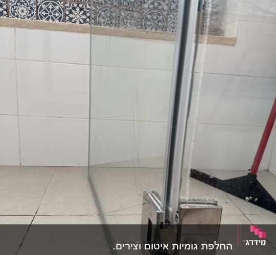 דלת זכוכית למקלחת עם אריחים מעוצבים